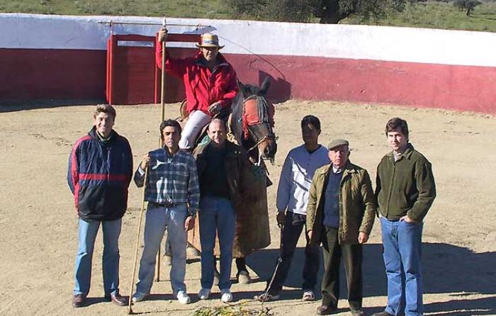Tienta de machos de Urcola: Boni, Victorino hijo, Antonio Cortés, Luis Bolívar, Victorino y Víctor de la Serna. A caballo, Ismael Halcón.